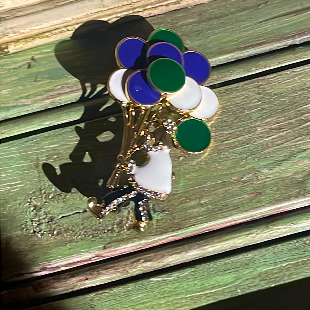 Adorable balloon brooch